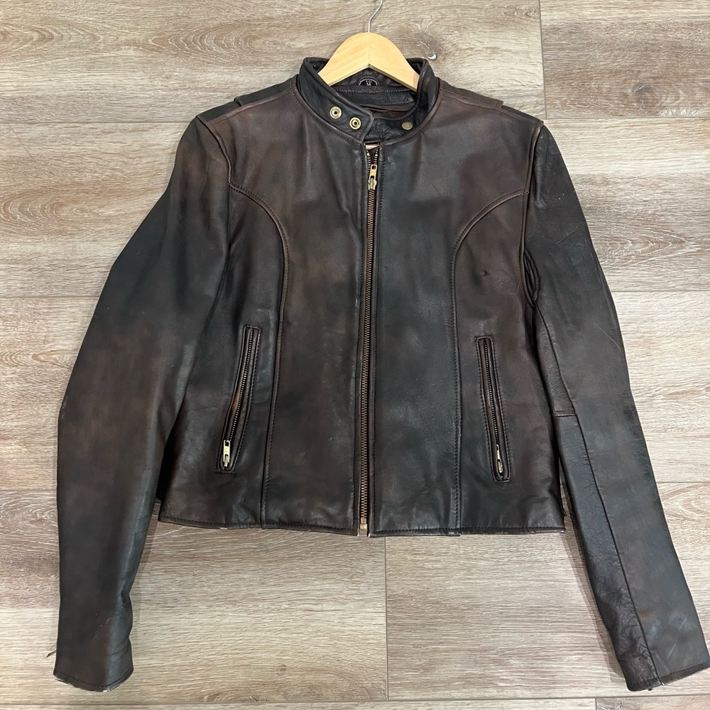 Vintage Unisex Bomber Leather Jacket. Fits a women’s size medium as well.